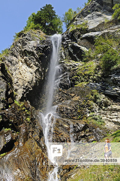 Frau vor einem Wasserfall am Wanderweg Sentiero Panoramico Panoramaweg  Tal des Bergell  Val Bregaglia  Engadin  Graubünden  Schweiz  Europa