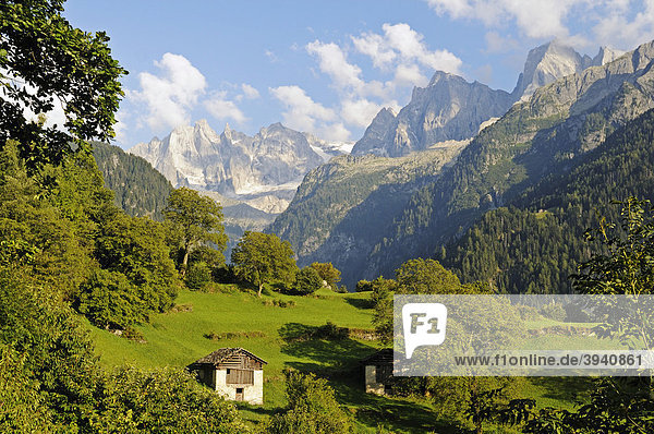Blick vom Bergdorf Soglio auf die Bondasca-Gruppe mit Sciora  Piz Cengalo und Piz Badile  Tal des Bergell  Val Bregaglia  Engadin  Graubünden  Schweiz  Europa