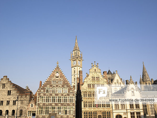 Gildehäuser mit Uhrenturm am Graslei und Korenlei in Gent  Flandern  Belgien  Europa