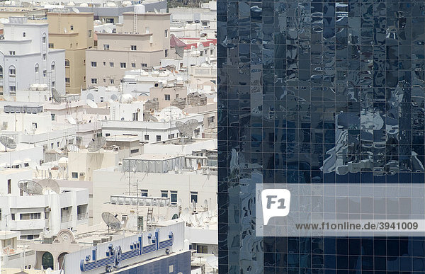 Gläsernes Fassadendetail im Kontrast zur Altstadt in Dubai  Vereinigte Arabische Emirate  Naher Osten