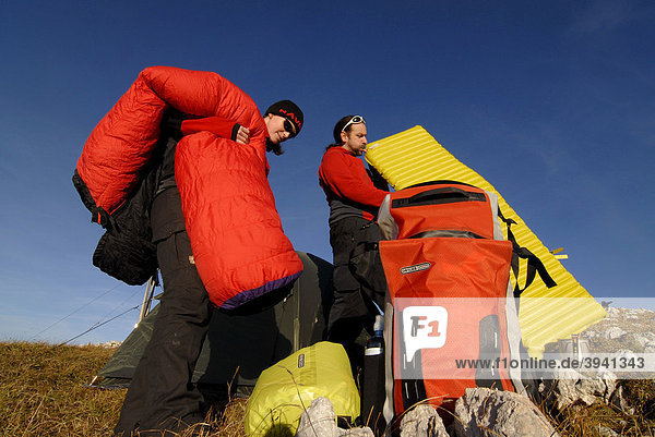 Wanderer  junge Frau und Mann bauen Biwak mit Zelt  Schlafsack  Rucksack und Isomatte auf  Heidachstellwand  Rofan  Achensee  Tirol  Österreich  Europa
