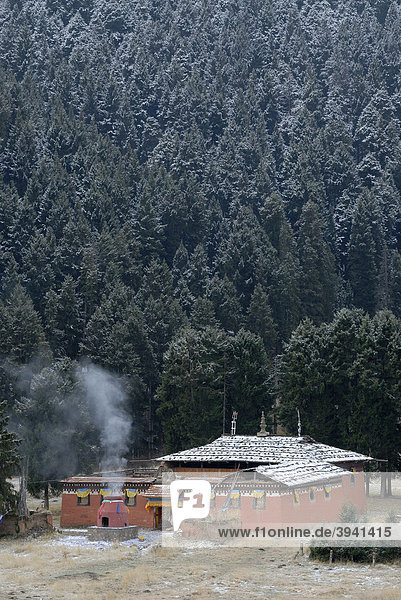 Tibetan Dachang Lhamo Kirti monastery  Tibetan Taktsang Lhamo Kirti Gompa  in front of the snowy mountains  Langmusi  Sichuan  Gansu  China  Asia