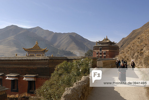 Tibetische Frauen in Tracht bei der morgendlichen Umrundung  Kora  des Kloster Labrang  Xiahe  Gansu  China  Asien
