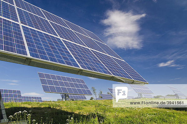 Photovoltaik Außenanlage,  Solar-Module auf dem Feld,  Sonnenkraftwerk,  Mallersdorf,  Bayern,  Deutschland