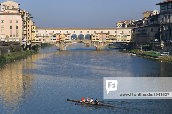 Ponte Vecchio  Arno Fluss  Ruderboot  Florenz  Toskana  Italien  Europa
