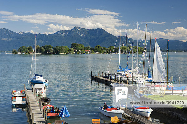 Segelboote im Hafen von Gstadt  Blick zur Fraueninsel  Chiemsee  Chiemgau  Oberbayern  Bayern  Deutschland  Europa