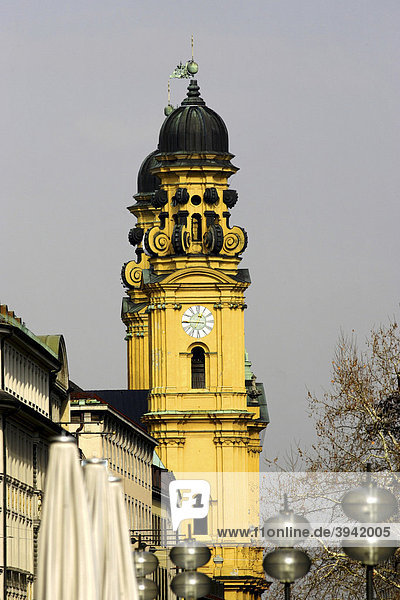 Theatinerkirche  Kirchenuhr und Glockenturm  Straßenbeleuchtung  München  Oberbayern  Deutschland  Europa