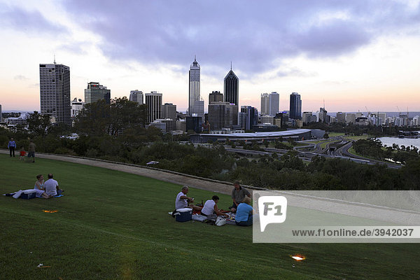 Leute  Abend  Kings Park  Skyline  Perth  Western Australia  Australien