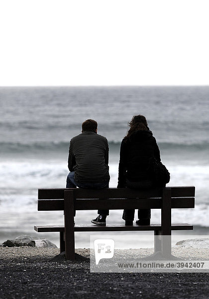 Paar auf der Bank blickt auf den Atlantischen Ozean  Achill  Irland  Europa