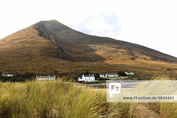 Cottages und Slievemore Mountain  Achill  County Mayo  Irland  Europa