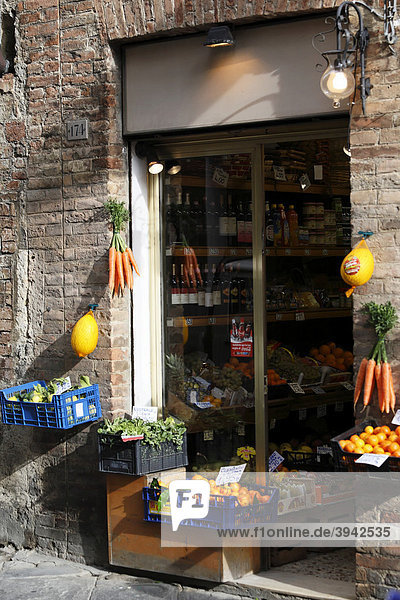 Obst- und Gemüsehändler  Siena  Toskana  Italien  Europa