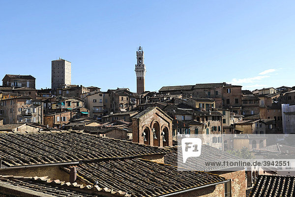 Stadtansicht mit Glocken der Kirche Santa Caterina und Turm Torre di Mangia  Siena  Toskana  Italien  Europa