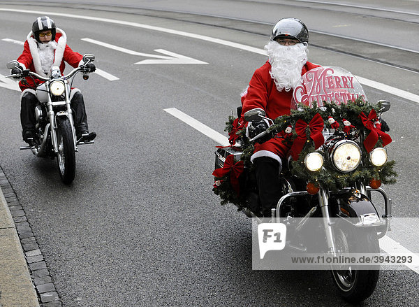 Weihnachtsmänner auf Motorrädern