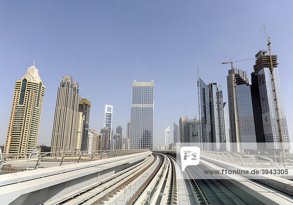 Wolkenkratzer und Metroschiene  Dubai  Vereinigte Arabische Emirate  Naher Osten