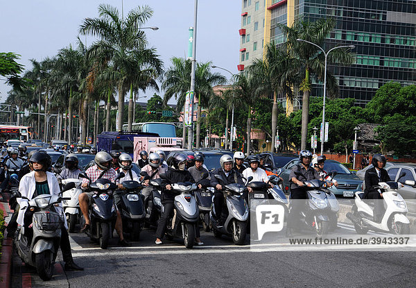 Motorradfahrer warten an einer Kreuzung  Taipeh  Taiwan  Asien
