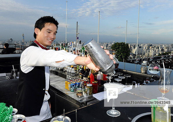 Barkeeper mixt einen Drink unter freiem Himmel  Bangkok  Thailand  Asien