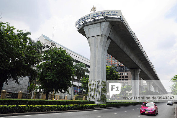 Taxi und Ende der BTS Metro Bahn  Bangkok  Thailand  Asien