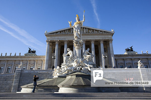 Skulptur der Pallas Athene vor dem Parlament  Prachtbau an der Ringstraße  Metropole Wien  Österreich  Europa