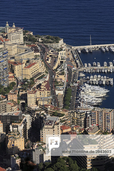 Stadtteil Monte Carlo  Fürstentum Monaco mit der Auffahrt zum Kasino  dem Beginn des Formel 1 Rundkurses  links oben das Kasino  rechts der Hafen La Condamine mit Superyachten  CÙte d'Azur  Europa