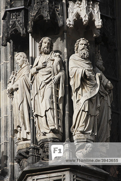 Statuen von Heiligen am Aachener Dom  Aachen  Nordrhein-Westfalen  Deutschland  Europa