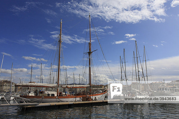 Segelschiffe im Vieux Port  Hafen von Marseille  DÈpartement Bouches du RhÙne  RÈgion Provence-Alpes-Cote-d'Azur  Südfrankreich  Europa