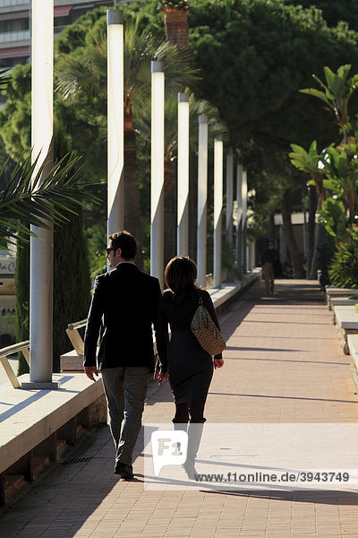Reiches Paar an der Strandpromenade Larvotto  Fürstentum Monaco  CÙte d'Azur  Europa