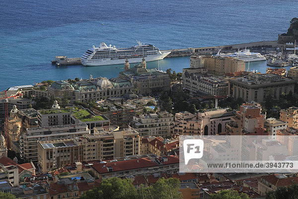 Stadtteil Monte Carlo mit Kasino und Oper  Architekt Charles Garnier  und dem Anlegesteg mit Kreuzfahrtschiff  Fürstentum Monaco  CÙte d'Azur  Europa