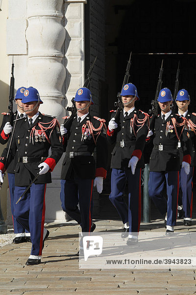 Wachablösung der fürstlichen Garde um 12 Uhr vor dem Fürstenpalast  Ausmarsch der abzulösenden Garde  Fürstentum Monaco  CÙte d'Azur  Europa