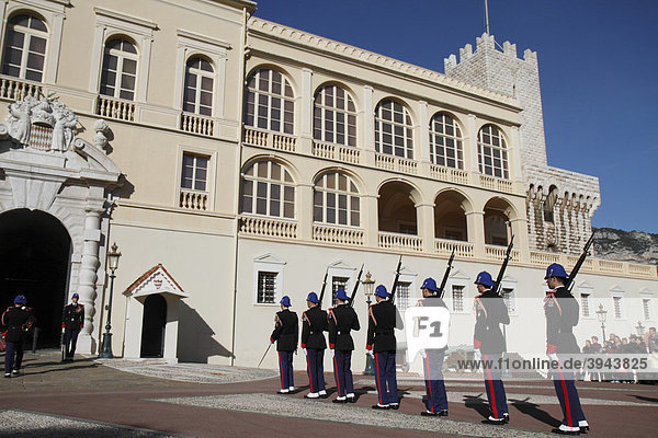 Wachablösung der fürstlichen Garde um 12 Uhr vor dem Fürstenpalast  Aufmarsch der ablösenden Wache  Fürstentum Monaco  CÙte d'Azur  Europa