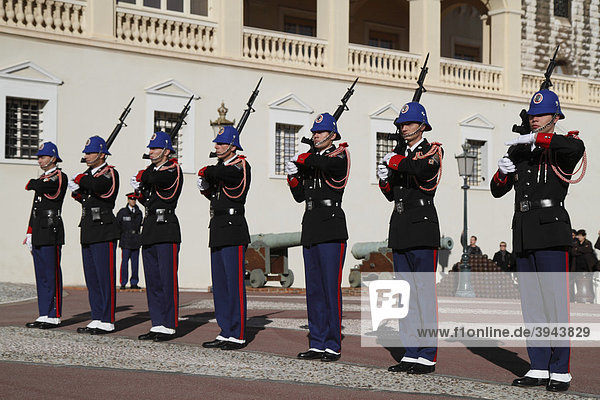 Wachablösung der fürstlichen Garde um 12 Uhr vor dem Fürstenpalast  Fürstentum Monaco  CÙte d'Azur  Europa