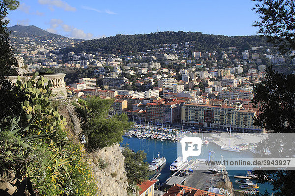 Hafen Nizza  gesehen vom Schlossberg  Nice  DÈpartement Alpes Maritimes  RÈgion Provence Alpes CÙte d'Azur  Südfrankreich  Frankreich  Europa