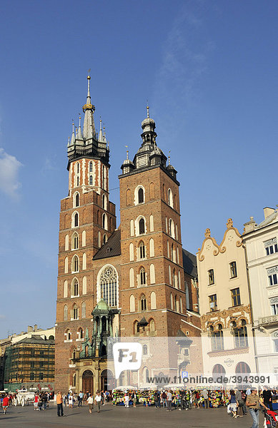 Marienkirche  Kosciol Mariacki  gotische Backsteinkirche aus dem 14. Jh.  Hauptmarkt  Rynek Glowny  Krakau  Polen  Europa