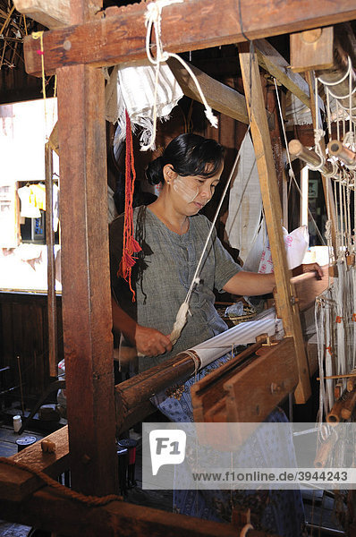 Seiden-Weberei  Frau am Webstuhl  Ywama  Inle-See  Burma  Birma  Myanmar  Südostasien