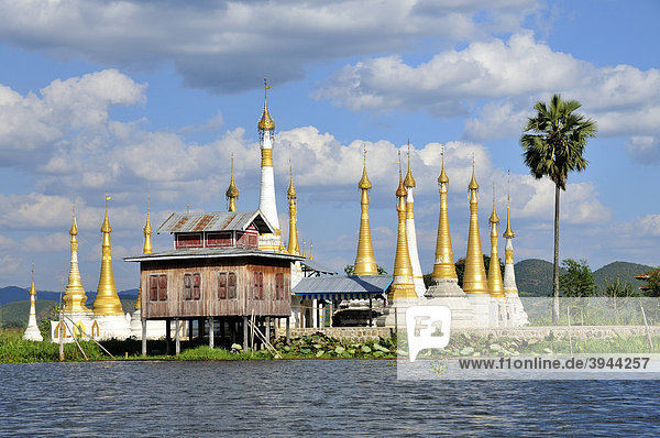 Buddhistischer Tempel  Stupas  Inle-See  Burma  Birma  Myanmar  Südostasien