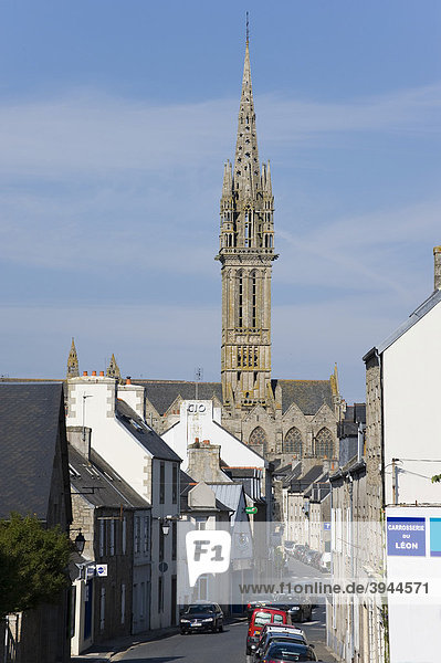 St. Pol de Leon  Notre-Dame-du-Kreisker  mit 77 m der höchste Kirchturm der Bretagne  Finistere  Frankreich  Europa