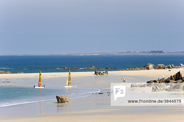 Freizeitaktivität am Strand bei Kerbrat  Cleder  Finistere  Bretagne  Frankreich  Europa