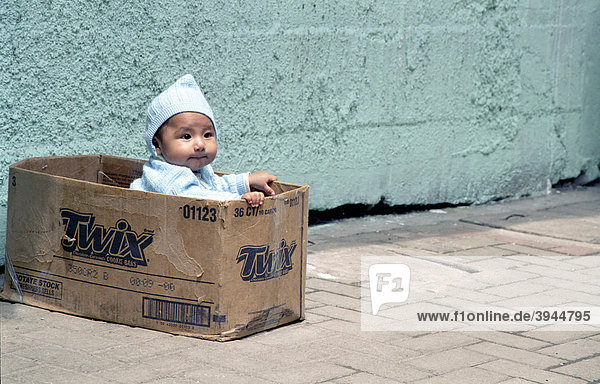 Kleinkind in Twix-Box wartet auf Mutter  Aguas Calientes  Peru  Südamerika