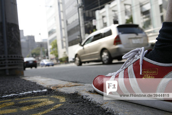 Adidas-Schuh in Tokio  Japan  Asien