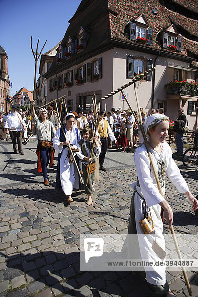 Mittelalterlicher Umzug in Wissembourg  Elsass  Frankreich  Europa