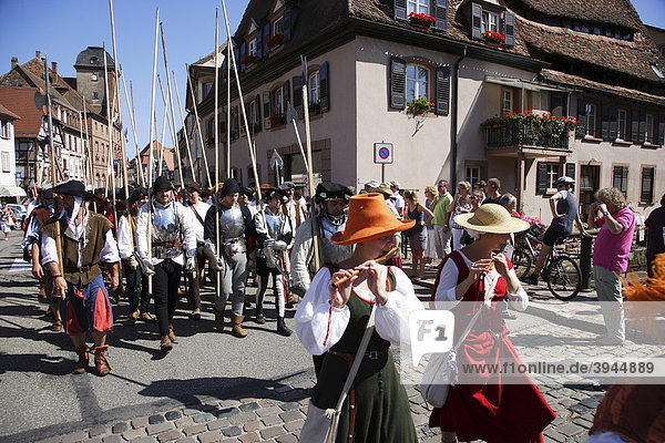 Mittelalterlicher Umzug in Wissembourg  Elsass  Frankreich  Europa