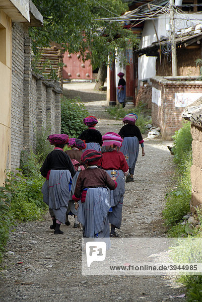 Tibetischer Buddhismus  Ethnologie  Frauen der Mosu Ethnie in Tracht gekleidet gehen als Gruppe  Gebetsmühlen schwingend  Luoshui  Lugu Hu See  Provinz Yunnan  Volksrepublik China  Asien
