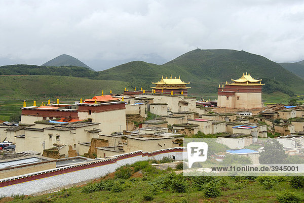 Tibetischer Buddhismus  Klosteranlage mit Mauer  Tempel  goldene Dächer  hügelige Landschaft  Kloster Ganden Sumtseling Gompa  Zhongdian  Shangri-La  Provinz Yunnan  Volksrepublik China  Asien