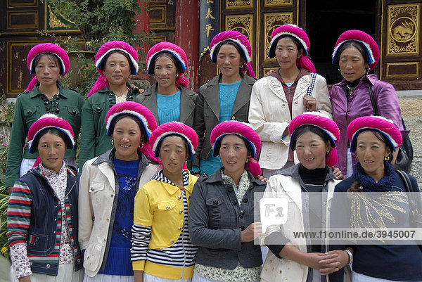 Tibeterinnen mit rosa Kopfbedeckung  Gruppe von Frauen  Frauengruppe  Zhongdian  Shangri-La  Provinz Yunnan  Volksrepublik China  Asien