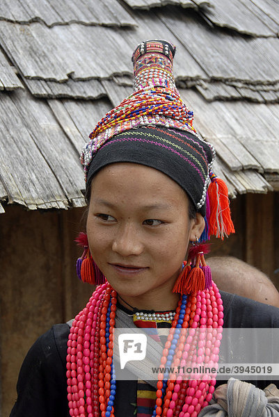 Portrait  Ethnologie  junge Frau der Akha Pala Ethnie in bunte Tracht gekleidet  Kopfschmuck  Ketten  Ban Pakha  Distrikt Muang Khoua  Provinz Phongsali  Phongsaly  Laos  Südostasien  Asien