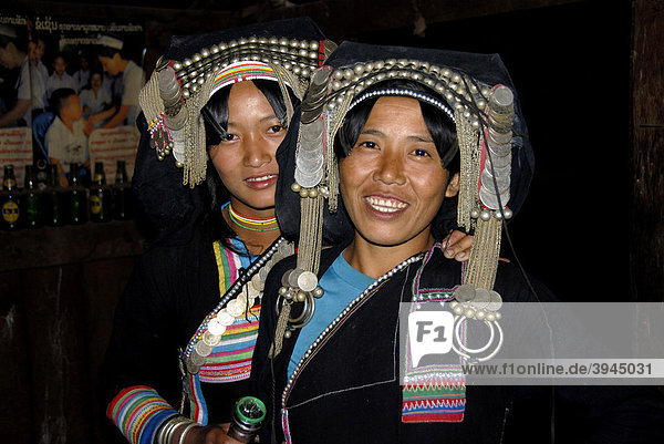 Portrait  Ethnologie  junge Frauen der Akha Pixor Ethnie lächeln  Kopfschmuck Silber  Münzen  Dorf Ban Moxoxang  Distrikt Phongsali  Provinz Phongsali  Phongsaly  Laos  Südostasien  Asien