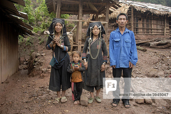 Armut  Portrait  Ethnologie  Familie der Akha Pixor Ethnie gekleidet in Tracht  Frauen  Mann  Kind  Dorf Ban Moxoxang  Distrikt Phongsali  Provinz Phongsali  Phongsaly  Laos  Südostasien  Asien