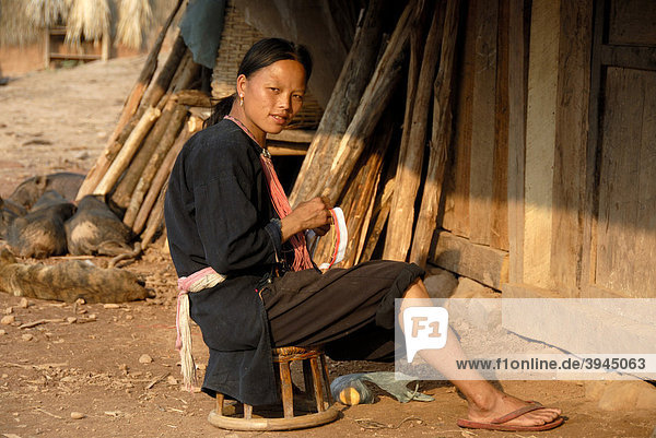 Armut  Ethnologie  Frau der Yao Ethnie gekleidet in Tracht bei Handarbeit  Dorf Ban Houeyyoum  Distrikt Gnot Ou  Yot Ou  Provinz Phongsali  Phongsaly  Laos  Südostasien  Asien