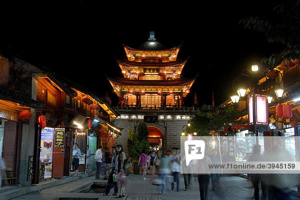 Architektur  Nachtaufnahme  beleuchteter chinesischer Turm  Fußgängerzone  Häuser in der Altstadt  Dali  Yunnan  Volksrepublik China  Asien