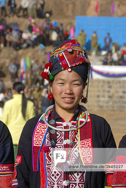 Portrait  Frau der Akha Oma Ethnie  traditionelle Kleidung  bunte Tracht und Kopfbedeckung  Phongsali  Laos  Südostasien  Asien