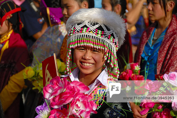 Festival  Portrait  Mädchen der Hmong Ethnie lacht  traditionelle Kleidung  bunte Kopfbedeckung  Xam Neua  Provinz Houaphan  Laos  Südostasien  Asien